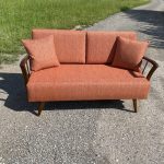 Moderne Polstertechnik: Ein Einblick in die Restaurierung eines kleinen Sofas