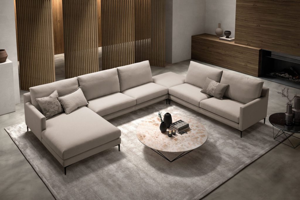 Modulares Sofa Henry aus der DMG Kollektion, in U-Form arrangiert, auf einem großen Teppich in schlicht-elegantem Wohnambiente.
