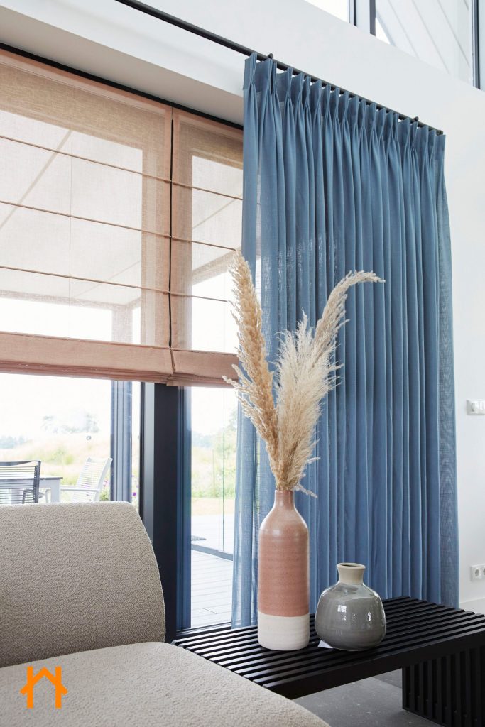 Inspiration von A House of Happiness: Kombination aus transparenten Rollos in Naturtönen und Vorhängen in Blau, modernes Wohnzimmer mit wohnlicher Atmosphäre.