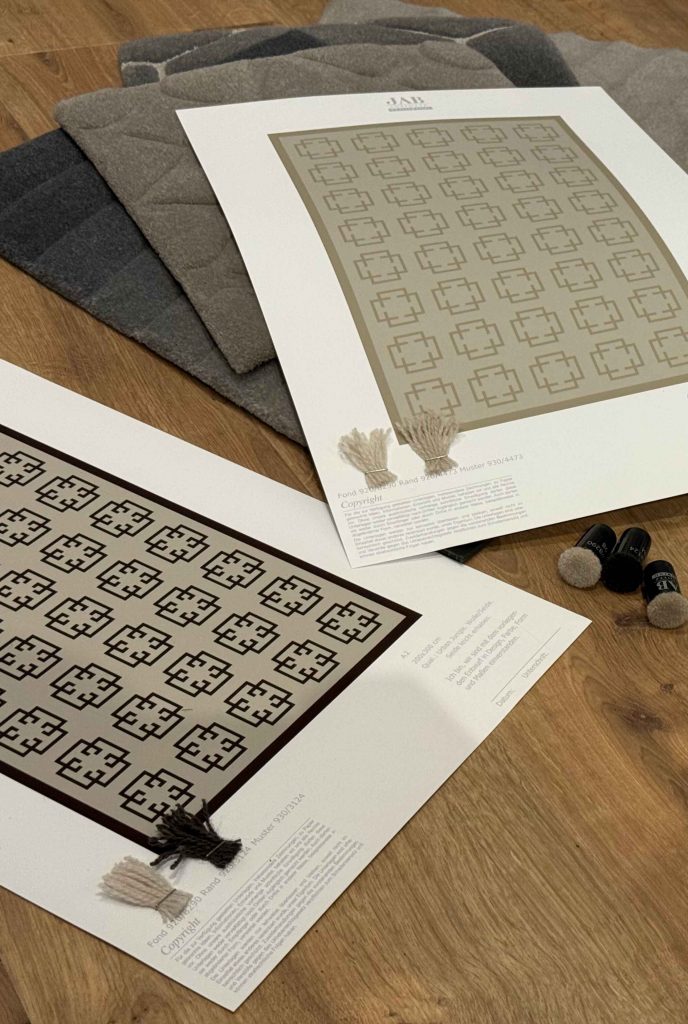 Maßstabszeichnung eines individuell gestalteten Teppichs mit Materialmustern und Garnen zur Abstimmung von Design, Farbe und Struktur