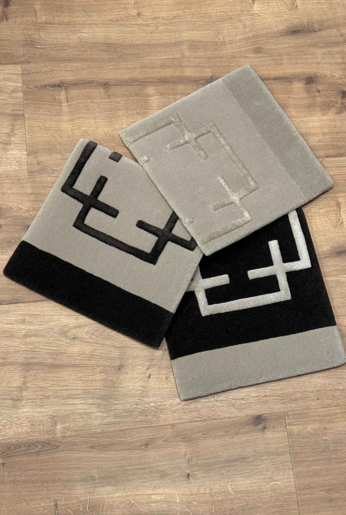 Drei individuell getuftete Teppichmuster in unterschiedlichen Farb- und Kontrastvarianten zur Entscheidungsfindung