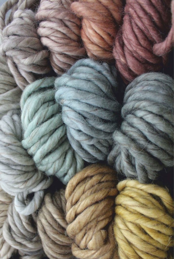 Teppichmaterial aus Wolle in verschiedenen Farbnuancen – Grundlage für Teppiche nach Maß