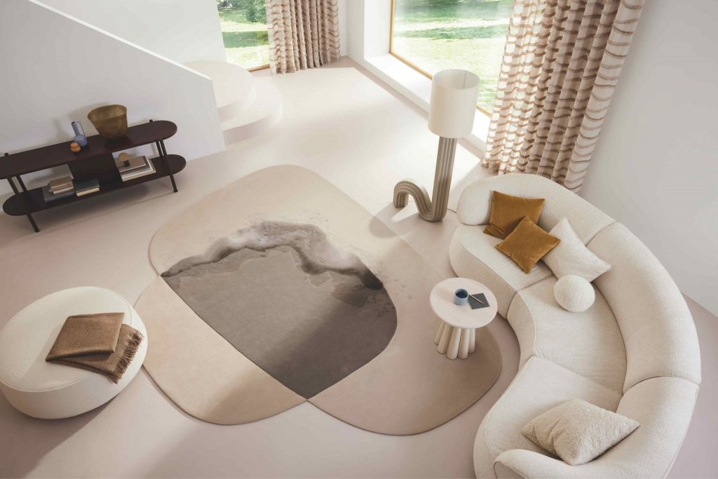 Teppich in ruhiger Farbgebung, der Möbel miteinander verbindet und dem Raum Struktur und Wärme gibt