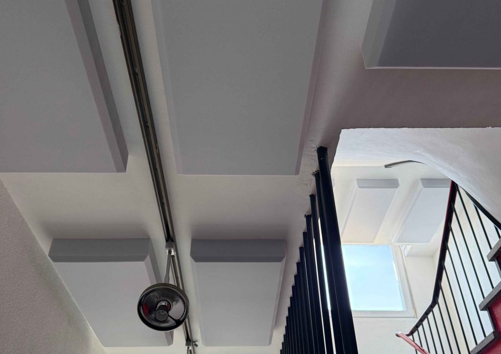 Deckenpaneele aus Basotect® zur Reduzierung von Nachhall in einem offenen Treppenhaus montiert