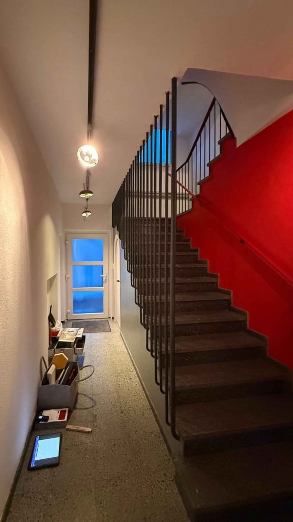 Hausflur mit offenem Treppenhaus, harte Oberflächen sorgen für starke Schallreflexion und hohe Nachhallzeit
