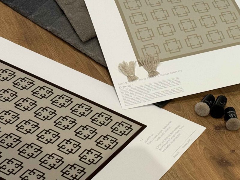 Maßstabszeichnung eines individuell gestalteten Teppichs mit Materialmustern und Garnen zur Abstimmung von Design, Farbe und Struktur