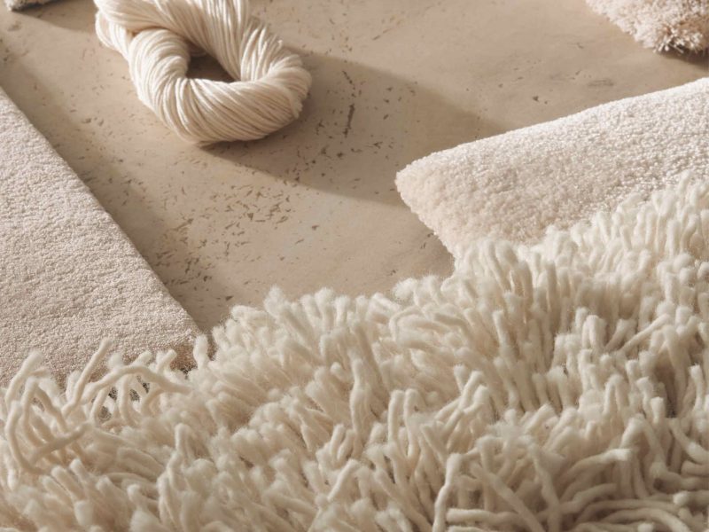 Material- und Farbauswahl für maßgefertigte Teppiche, reduziert und übersichtlich dargestellt