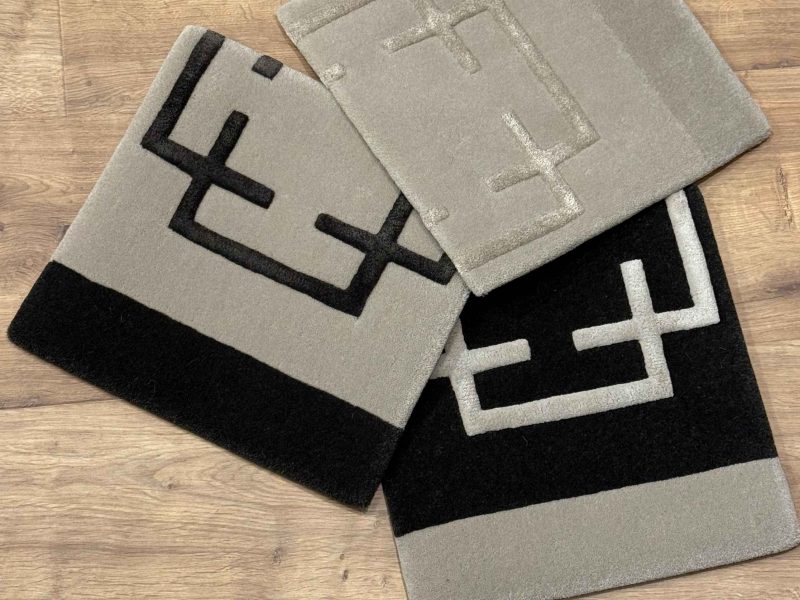 Drei individuell getuftete Teppichmuster in unterschiedlichen Farb- und Kontrastvarianten zur Entscheidungsfindung