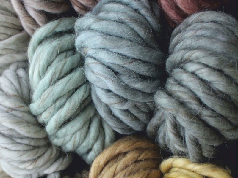 Teppichmaterial aus Wolle in verschiedenen Farbnuancen – Grundlage für Teppiche nach Maß