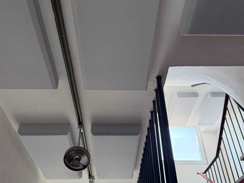 Deckenpaneele aus Basotect® zur Reduzierung von Nachhall in einem offenen Treppenhaus montiert