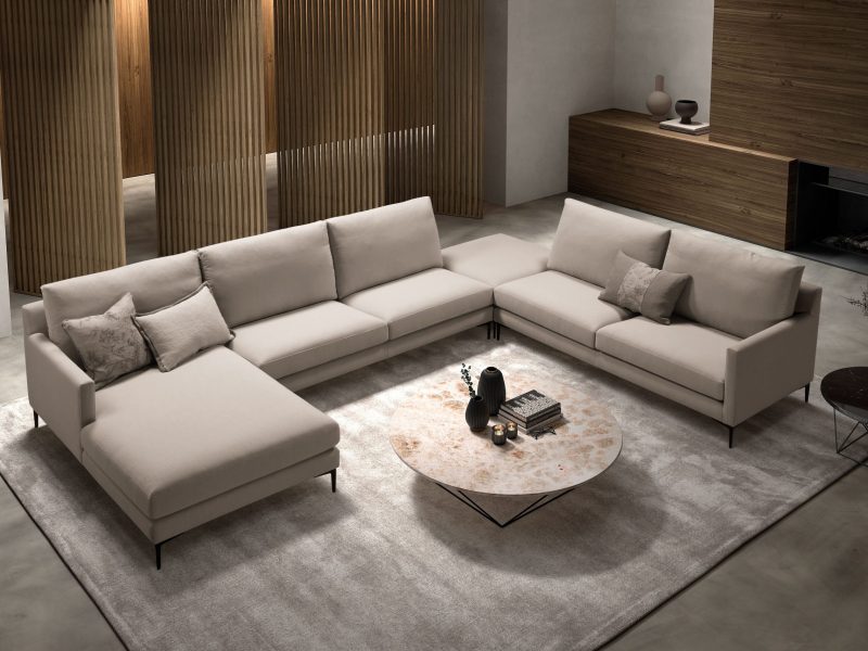 Modulares Sofa Henry aus der DMG Kollektion, in U-Form arrangiert, auf einem großen Teppich in schlicht-elegantem Wohnambiente.