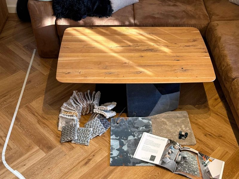 Mit Klebeband markierte Teppichfläche im Wohnzimmer, um Größe, Proportionen und Nutzung vor der Gestaltung sichtbar zu machen.