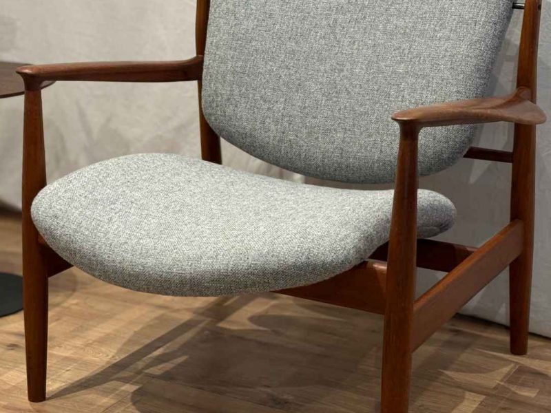 Fertig neu bezogener Finn Juhl 136 Sessel in hellgrauem Wollstoff, Schrägansicht von vorne, Teakholzgestell, Werkstatt Die Raumausstatterin