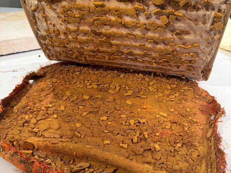 Abgezogener alter Schaumstoff eines Finn Juhl 136 Sessels – vollständig zerbröckelt und aufgelöst, Zustand nach dem Abziehen des alten Bezugs
