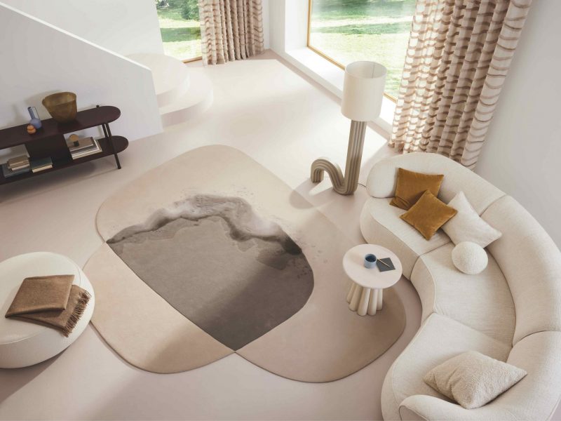 Teppich in ruhiger Farbgebung, der Möbel miteinander verbindet und dem Raum Struktur und Wärme gibt