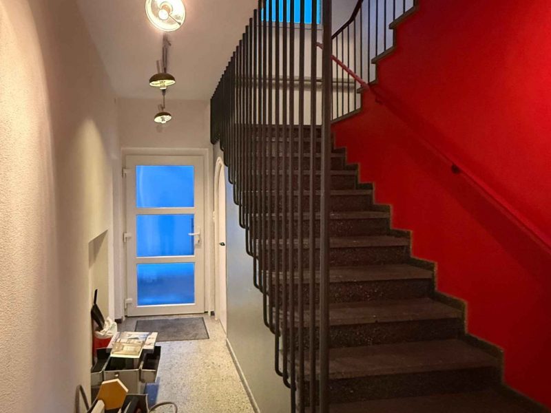 Hausflur mit offenem Treppenhaus, harte Oberflächen sorgen für starke Schallreflexion und hohe Nachhallzeit