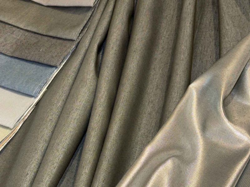 Vorhangstoffe mit reflektierender Rückseite im WerkLaden – das Thermo-Piktogramm zeigt die Wirkung im Sommer und Winter